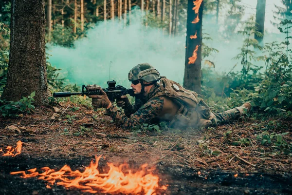 Soldado Guerra Moderno Rodeado Fuego Lucha Zonas Boscosas Densas Peligrosas — Foto de Stock