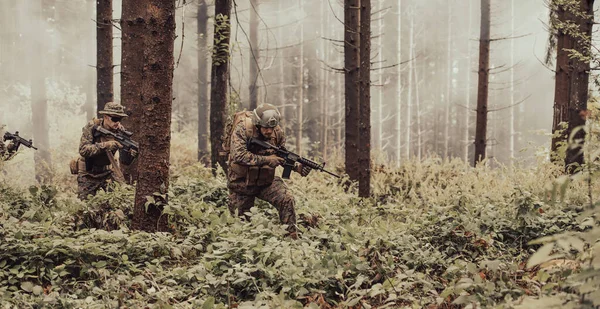Gruppe Moderne Soldater Kjemper Krig Farlige Avsidesliggende Skogsområder Gruppe Soldater – stockfoto