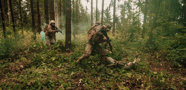 Askerler Teröristleri Canlı Ele Geçirdi Onlara Karşı Şiddet Içeren Özel — Stok fotoğraf