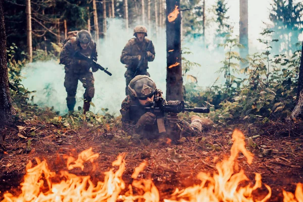 Moderna Krigföringssoldater Omgivna Eldstrid Täta Och Farliga Skogsområden — Stockfoto