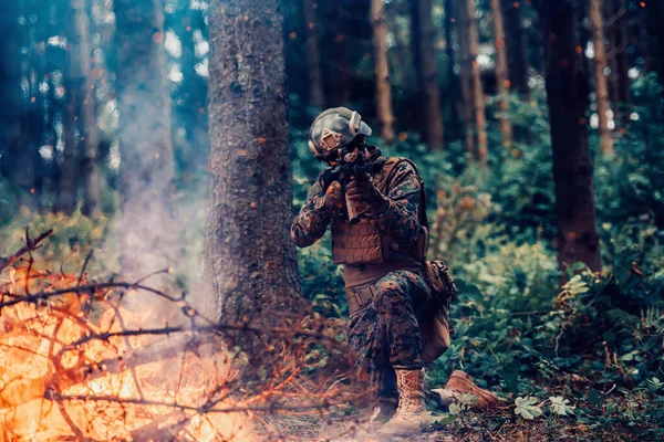 Soldado Lucha Una Zona Bosque Rodeado Fuego —  Fotos de Stock