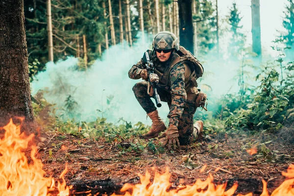 Moderne Oorlogsvoering Soldaat Omgeven Door Vuur Vechten Dichte Gevaarlijke Bosgebieden — Stockfoto