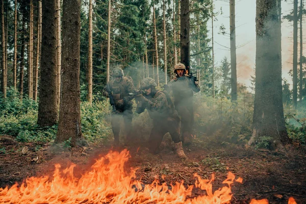 Soldados Guerra Modernos Rodeados Fuego Zonas Boscosas Densas Peligrosas — Foto de Stock