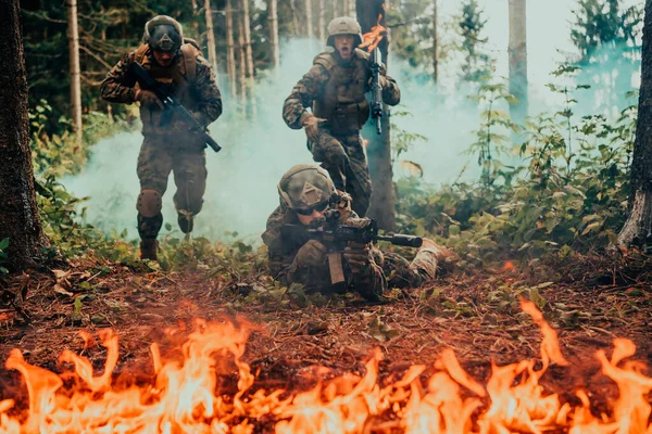 密集した危険な森林地帯での火災で囲まれた近代的な戦争兵士 — ストック写真