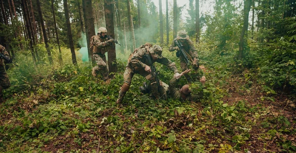 Askerler Teröristleri Canlı Ele Geçirdi Onlara Karşı Şiddet Içeren Özel — Stok fotoğraf