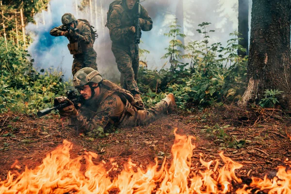 Σύγχρονοι Στρατιώτες Πολέμου Περικυκλωμένοι Από Μάχες Πυκνές Και Επικίνδυνες Δασικές — Φωτογραφία Αρχείου