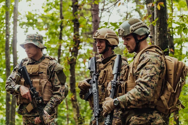 Moderne Oorlogsvoering Soldaten Squad Running Als Team Battle Formation — Stockfoto