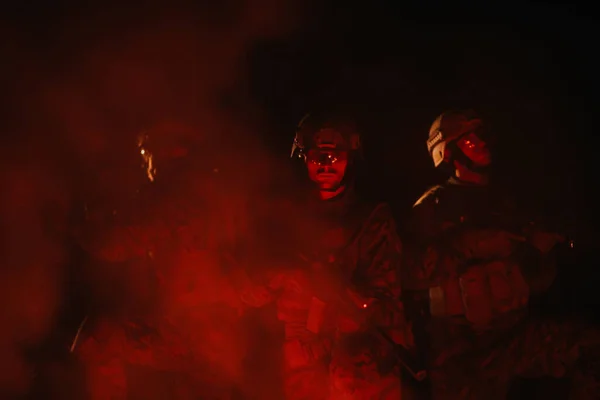 Katonák Osztag Akcióban Éjszakai Misszió Segítségével Lézerlátó Fény Katonai Csapat — Stock Fotó