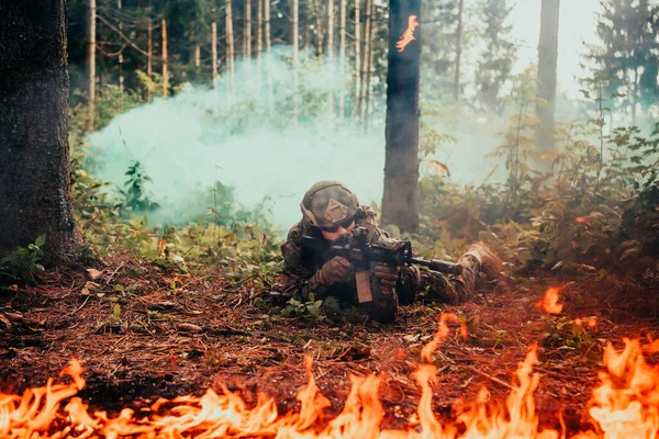 Soldat Guerre Moderne Entouré Feu Combat Dans Des Zones Forestières — Photo
