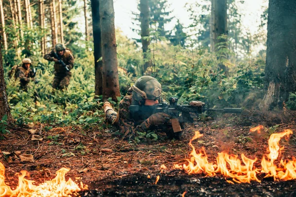 Współcześni Żołnierze Wojenni Otoczeni Walką Ognia Gęstych Niebezpiecznych Obszarach Leśnych — Zdjęcie stockowe