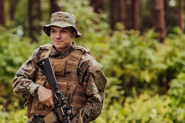 在茂密而危险的森林地区当兵的现代战争战士 危险的军事救援行动 — 图库照片