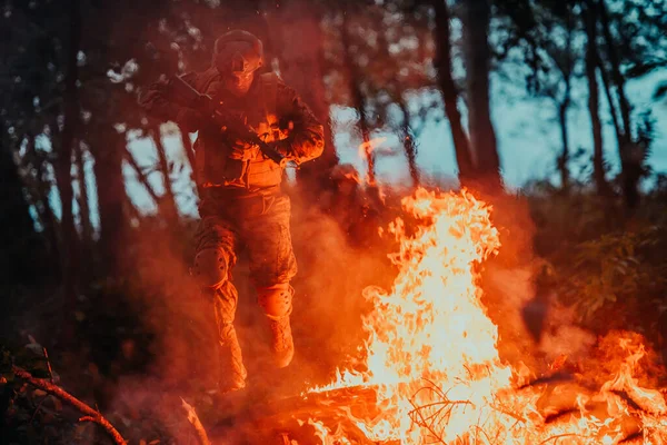 Katona Akcióban Éjjel Erdő Környékén Éjszakai Katonai Misszió Átugrik Tűzön Stock Fotó
