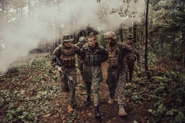 Askerler teröristleri canlı ele geçirdi ve onlara karşı şiddet içeren özel taktiklerle sorguladı..