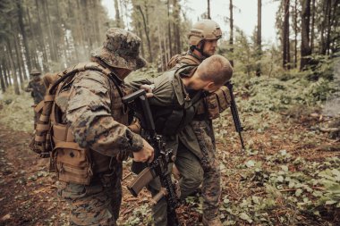 Askerler teröristleri canlı ele geçirdi ve onlara karşı şiddet içeren özel taktiklerle sorguladı..