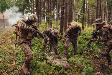 Askerler teröristleri canlı ele geçirdi ve onlara karşı şiddet içeren özel taktiklerle sorguladı..