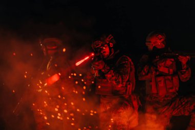 Askerler gece görevinde lazer ışını ışını kullanarak hareket halindeler. Askeri ekip kavramı..