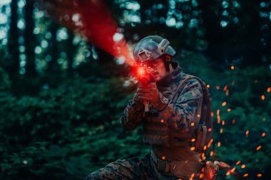 Ateşle çevrili bir savaş ormanında bir asker savaşıyor..