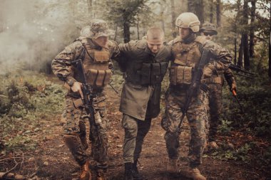 Askerler teröristleri canlı ele geçirdi ve onlara karşı şiddet içeren özel taktiklerle sorguladı..