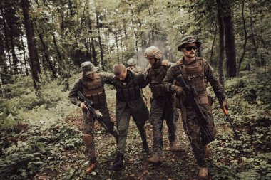 Askerler teröristleri canlı ele geçirdi ve onlara karşı şiddet içeren özel taktiklerle sorguladı..