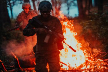 Orman Bölgesi 'nde Gece Aksiyonu' nda Asker. Gece Vakti Askeri Görev Yangından Atlama.