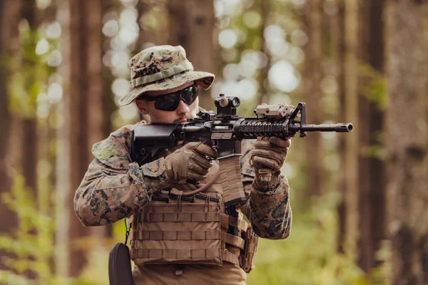 Een Moderne Oorlogssoldaat Oorlogsplicht Dichte Gevaarlijke Bosgebieden Gevaarlijke Militaire Reddingsoperaties — Stockfoto