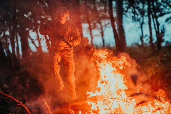 Soldado Acción Por Noche Zona Forestal Misión Militar Nocturna Saltando —  Fotos de Stock