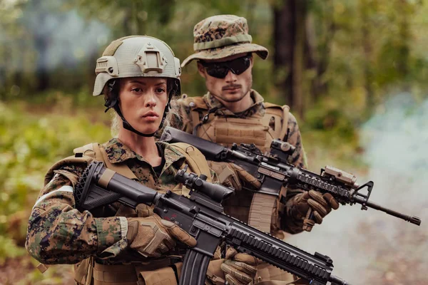 Nowoczesne Warfare Soldiers Squad Running Tactical Battle Formation Kobieta Jako — Zdjęcie stockowe