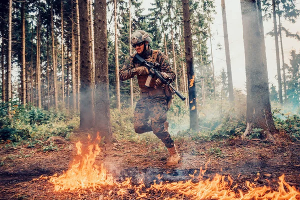 Сучасний Військовослужбовець Оточений Вогнем Воює Густих Небезпечних Лісових Районах — стокове фото