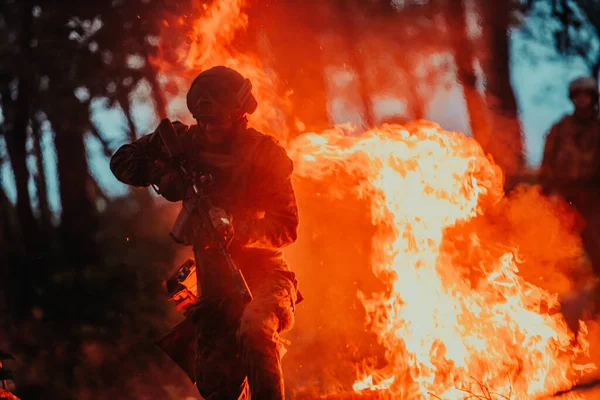 Soldat Nächtlichen Einsatz Waldgebiet Militärische Nachtmission Springt Über Das Feuer — Stockfoto