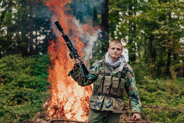森の中の怒りのテロリストゲリラ兵士戦士 — ストック写真