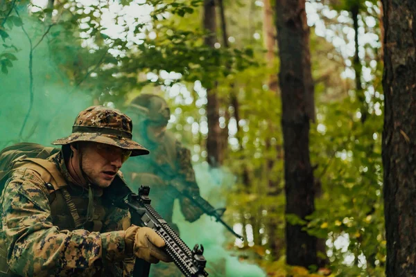 Grupo Soldados Guerra Modernos Está Librando Una Guerra Zonas Forestales —  Fotos de Stock