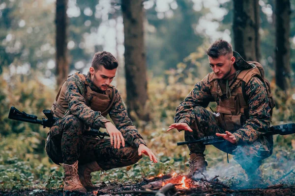 Δύο Εξαντλημένοι Στρατιώτες Κάθονται Δίπλα Στη Φωτιά Μετά Από Μια — Φωτογραφία Αρχείου