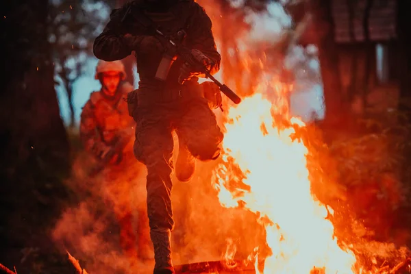 Солдат Действии Ночью Лесной Зоне Ополченцы Ночью Перепрыгивают Через Огонь — стоковое фото