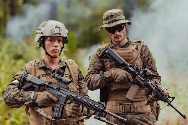 Soldados Guerra Modernos Esquadrão Correndo Formação Tática Batalha Mulher Como — Fotografia de Stock
