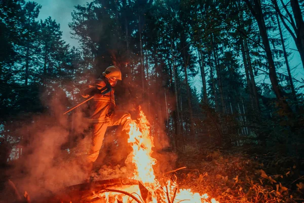 Héroe Bombero Peligro Acción Saltando Sobre Llama Fuego Para Rescatar —  Fotos de Stock