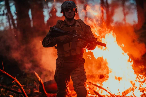 Soldado Acción Por Noche Zona Forestal Misión Militar Nocturna Saltando — Foto de Stock