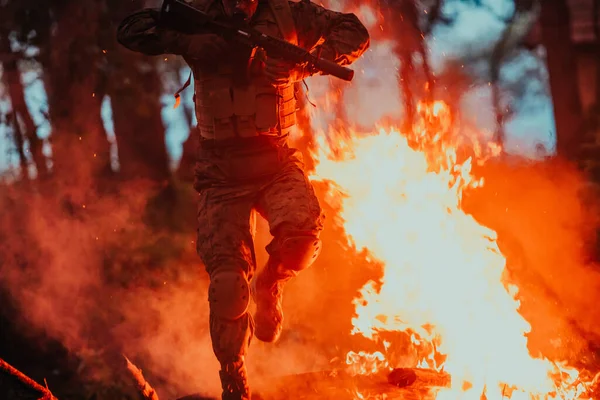 Soldat Aktion Natten Skogsområdet Nattens Militära Uppdrag Hoppar Över Eld — Stockfoto