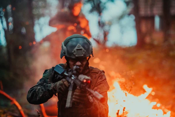 Ateşle Çevrili Bir Savaş Ormanında Bir Asker Savaşıyor — Stok fotoğraf