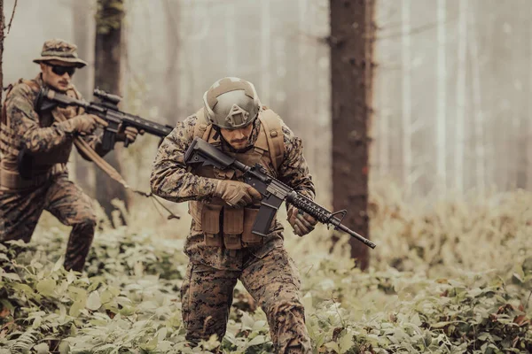대군인들 지역에서 전쟁을 벌이고 있습니다 이현대 무기로 적진에서 싸우고 군대라는 — 스톡 사진