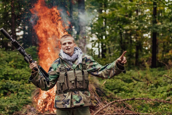 Wściekły Terrorysta Bojownik Partyzancki Wojownik Lesie — Zdjęcie stockowe