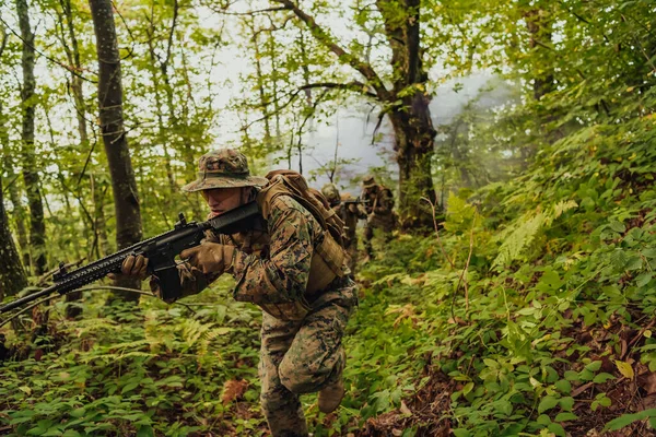 Grupa Współczesnych Żołnierzy Wojennych Toczy Wojnę Niebezpiecznych Odległych Obszarach Leśnych — Zdjęcie stockowe