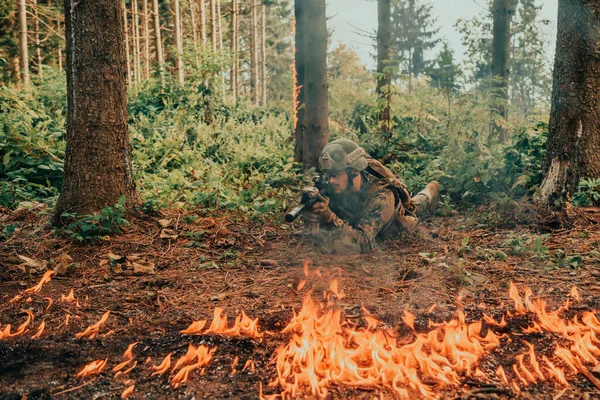 Modern Warfare Soldier Surrounded Fire Fight Dense Dangerous Forest Areas — Stock Photo, Image