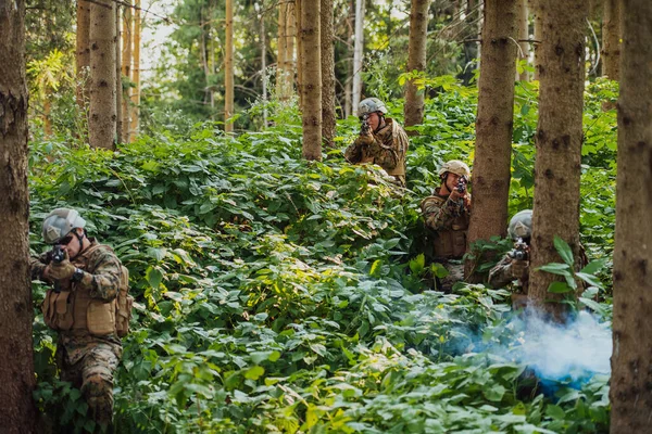 Grupp Moderna Krigssoldater Utkämpar Ett Krig Farliga Avlägsna Skogsområden Grupp — Stockfoto