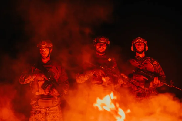 Солдаты Отряда Действии Ночной Миссии Помощью Лазерного Луча Прицела Луч — стоковое фото
