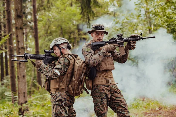 Modern Warfare Στρατιώτες Squad Running Tactical Battle Formation Γυναίκα Αρχηγός — Φωτογραφία Αρχείου
