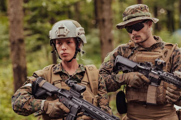 Modern Savaş Askerleri Ekibi Taktik Savaş Formasyonu Kadını Takım Lideri — Stok fotoğraf
