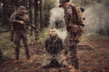 Askerler teröristleri canlı ele geçirdi ve onlara karşı şiddet içeren özel taktiklerle sorguladı..