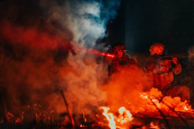 Askerler gece görevinde lazer ışını ışını kullanarak hareket halindeler. Askeri ekip kavramı..