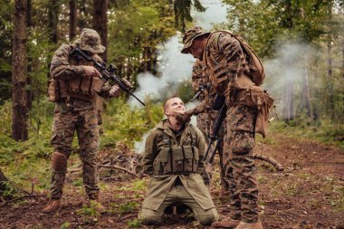 Askerler teröristleri canlı ele geçirdi ve onlara karşı şiddet içeren özel taktiklerle sorguladı..