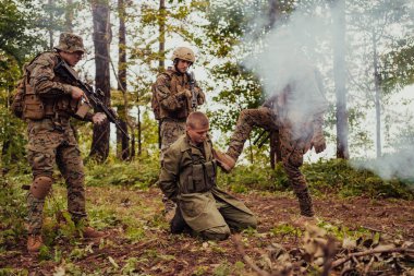 Askerler teröristleri canlı ele geçirdi ve onlara karşı şiddet içeren özel taktiklerle sorguladı..
